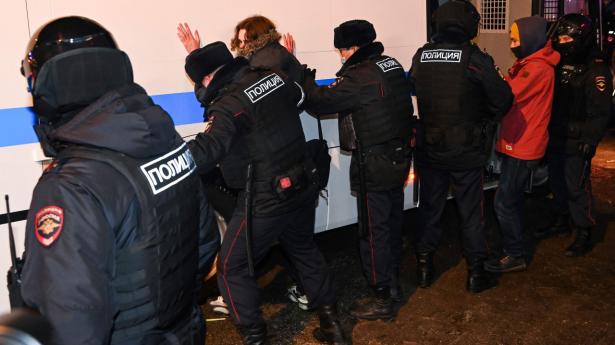 Russisk politi har tirsdag anholdt over 1050 mennesker, der har demonstreret mod fængslingen af Aleksej Navalnyj - her i hovedstaden, Moskva.