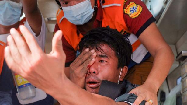 Lørdagens uroligheder i Myanmar udviklede sig til de hidtil mest dødbringende efter militærkuppet, da politi åbnede ild mod demonstranter og dræbte to.