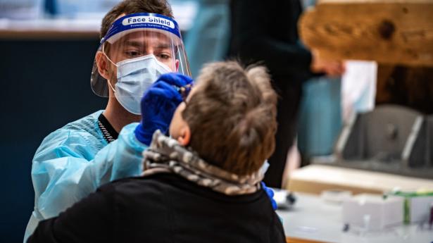 (ARKIV) Ifølge Berlingske bliver positive prøver med covid-19 fragtet til Tyskland for at blive undersøgt for mutationer. Selvom det kunne gøres langt hurtigere i DAnmark.