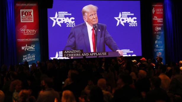 Trump blev flere gange mødt af store bifald under tale til konservativ konference.