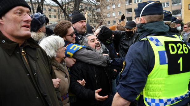 Politiet i Stockholm opløser sidst på eftermiddagen med magt den ulovlige demonstration i byens midte.
