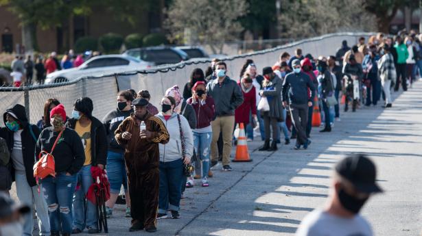Vælgere står i kø 31. oktober sidste år for at forhåndsstemme i Greenville i delstaten South Carolina. Et stort antal stater i USA med republikanske flertal er efter valget i gang med at lægge begrænsninger på retten til at stemme, blandt andet retten til at brevstemme.