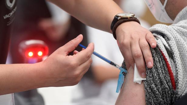 Det er endnu uklart, om der er en sammenhæng mellem blodpropper og AstraZenecas vaccine mod covid-19. Men både Norge og EMA undersøger tre nye tilfælde.