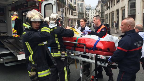 Den 7. januar 2015 blev 11 personer, herunder chefredaktøren og flere tegnere, skudt og dræbt under et angreb på Charlie Hebdo i Paris.