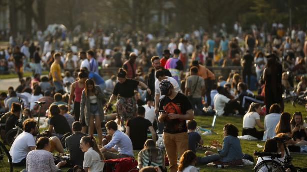 Det gode vejr i denne uge har fået mange belgiere til at søge mod parkerne - som her i Bruxelles - selv om landet oplever en bekymrende stigning i smittetallet.