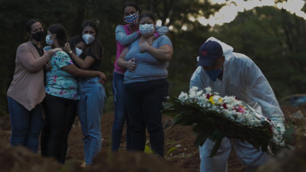Endnu en begravelse af en coronapatient finder sted på kirkegården Vila Formosa i São Paulo i Brasilien. Landet har netop overstået sin hidtil værste måned med over 66.000 dødsfald. Det er over dobbelt så mange som den hidtil værste måned. Hospitalerne er overfyldt, og det tvinger lægerne til at tage vanskelige beslutninger om, hvem der skal have livreddende hjælp.