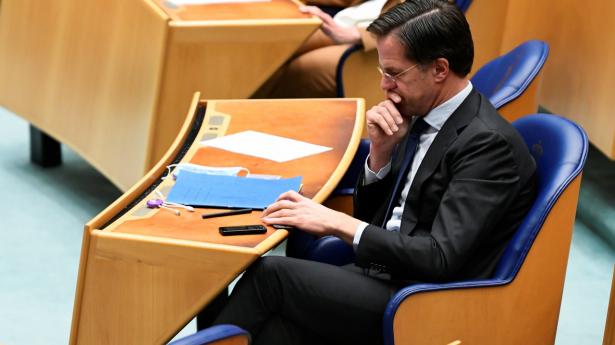 Hollands premierminister, Mark Rutte, deltog torsdag i en særligt indkaldt debat i parlamentet, der handler om nogle omstridte udtalelser, han skal være kommet med i løbet af forhandlingerne om at danne en ny regering.