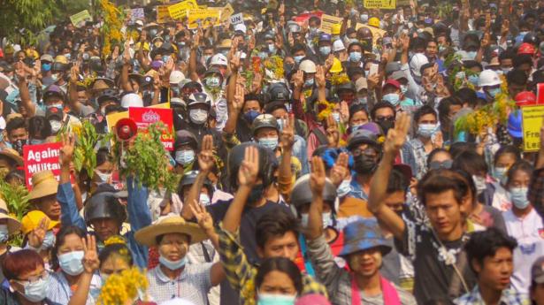 Myanmars demonstranter får fremover sværere ved at organisere sig, efter at landets militær har beordret teleselskaber til at lukke ned for trådløs kommunikation. (Arkivfoto)