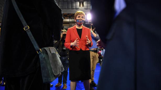 Det store emne ved valget er en ny folkeafstemning om løsrivelse fra Storbritannien eller ej. SNP med Nicola Sturgeon i spidsen ønsker en folkeafstemning ved udgangen af 2023.