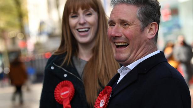 Labour-leder Keir Starmer har haft svært ved at rejse partiet efter et katastrofalt valg i 2019. Nu har han fyret Angela Rayner, som ses i baggrunden, som kampagnechef.