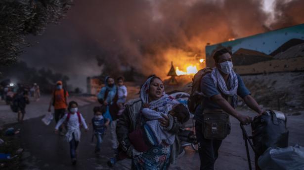 Flygtninge og migranter måtte flygte for livet, da lejren Moria på Lesbos stod i flammer i september sidste år. Lørdag gav det hårde straffe til fire unge afghanske ildspåsættere.