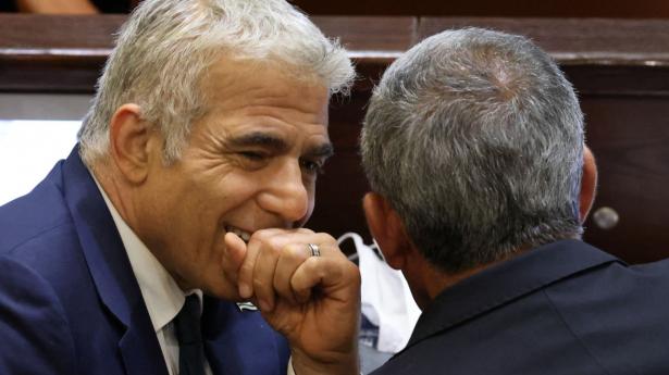 Lederen af det israelske midterparti Yesh Atid, Yair Lapid, under søndagens samling i Knesset, hvor et snævert flertal endte med at fratage Benjamin Netanyahu posten som premierminister og stemme ja til den brede koalitionsregering, Lapid har samlet.