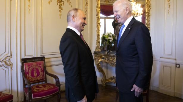 Der var smil hos både Vladimir Putin (til venstre) og Joe Biden (til højre) under topmødet i Genève onsdag.
