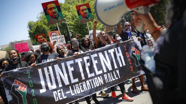 Allerede sidste år i forbindelse med Black Lives Matter-protester forsøgte demonstranter at få Kongressen til at anerkende 19. juni som en helligdag, men forslaget blev dengang blokeret i Senatet. Billedet her er fra en demonstration i Brooklyn i New York City i juni sidste år.