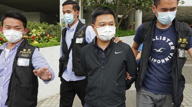 Apple Dailys chefredaktør, Ryan Law (anden fra højre), bliver her anholdt et sted i Hongkong.
