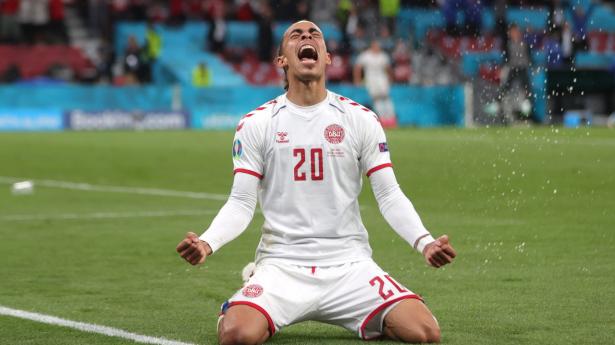 Yussuf Poulsen gjorde det til 2-0 efter en russisk brøler. Foto: Friedemann Vogel/Reuters