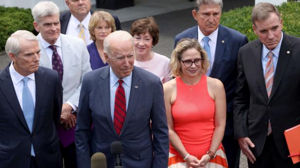 - Vi har en aftale. Præsident Joe Biden præsenterer den tværpolitiske aftale om USA's infrastruktur foran Det Hvide Hus omgivet af senatorer fra de to store partier. Foto: Win Mcnamee/Ritzau Scanpix