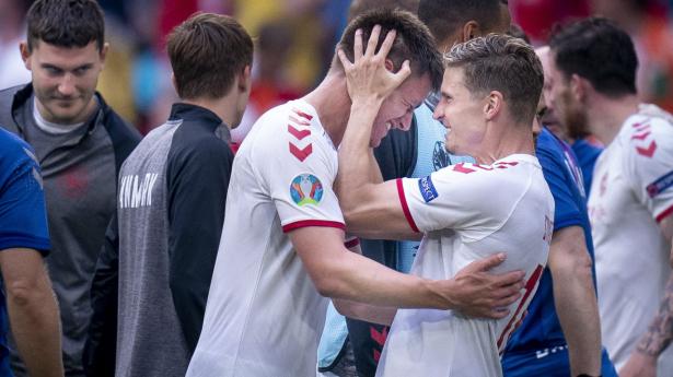 Joakim Mæhle og Jens Stryger Larsen (til højre) kunne juble sammen efter 4-0-sejren over Wales lørdag aften i Amsterdam.
