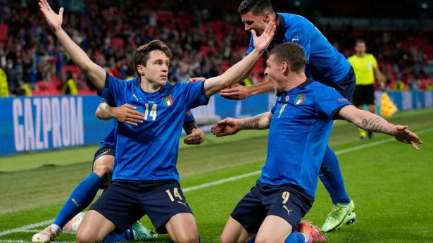 Federico Chiesa gled på knæ og hævede armene efter sin 1-0-scoring mod Østrig.