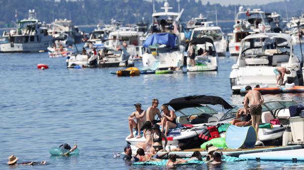 Lørdag slappede mange af Seattles indbyggere af på både i Lake Washington under en hedebølge i området. Mandag kan det bliver op mod 42 grader i Seatlle ifølge USA's nationale vejrtjeneste.