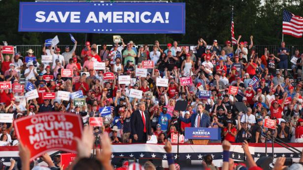 Under sit nye slogan "Save America" eller "Red Amerika" holdt tidligere præsident Donald Trump vælgermøde i Wellington i delstaten Ohio lørdag.