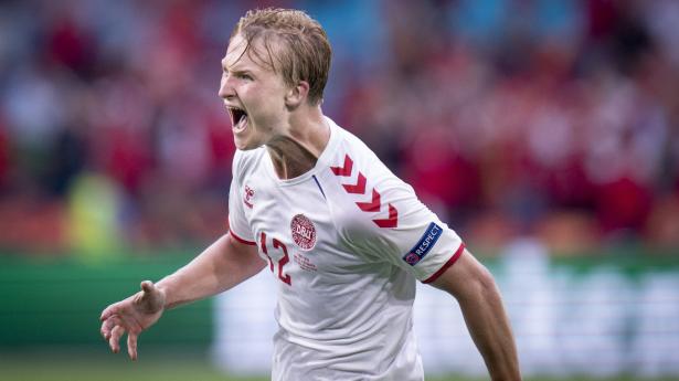 Angriberen Kasper Dolberg har lavet 9 mål i 28 kampe på landsholdet. To af målene blev scoret mod Wales ved EM lørdag aften. Her jubler han efter sit andet mål i kampen mod waliserne i begyndelsen af anden halvleg.
