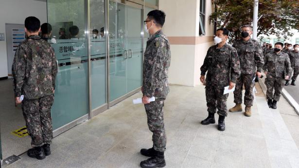 Sydkoreanske soldater i kø for at blive vaccineret med AstraZenecas coronavaccine syd for Seoul. Sydkorea er nu parat til at tilbyde at fremstille op mod en milliard doser coronavaccine. Det siger en regeringsembedsmand i Seoul til Reuters. Arkivfoto: Handout/Ritzau Scanpix