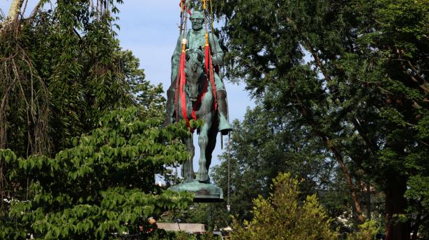 Statuen af Robert E. Lee bliver fjernet fra sin plads i Market Street Park i Charlottesville. Det skete med jubel fra tilskuere.