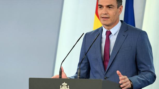 Spaniens premierminister, Pedro Sanchéz, meddeler officielt, at han rokerer rundt på sine ministre.