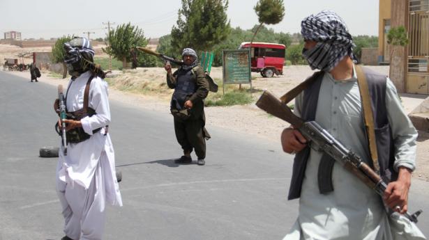 Militssoldater, der støtter Afghanistans hær mod Taliban-militsen i Herat-provinsen. Taliban er i offensiven samtidig med, at de udenlandske soldater i Afghanistan trækker sig ud.