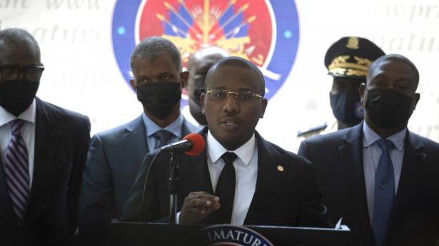 Claude Joseph (i midten) er udnævnt som midlertidig premierminister i Haiti. Der er endnu ikke udpeget en afløser for den dræbte præsident Jovenel Moïse, som bliver begravet 23. juli. Foto er fra et pressemøde fredag.