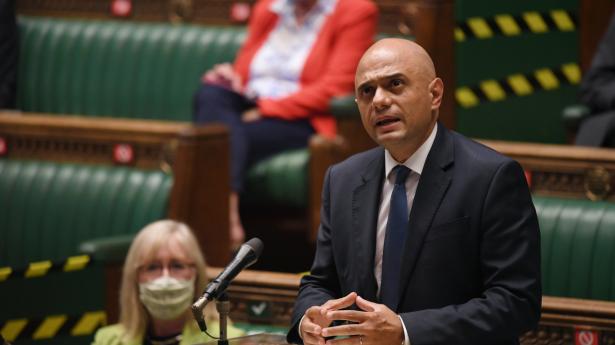 Briterne må vænne sig til at leve med covid-19 sammen med andre virusser, siger den britiske sundhedsminister, Sajid Javid. I efteråret vil et rekordstort antal personer på 35 millioner få tilbudt en gratis vaccine mod influenza. (Arkivfoto)