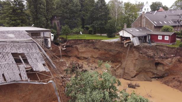 Flere huse og biler blev fredag skyllet væk i byen Erftstadt, der ligger i nærheden af storbyen Köln. Lørdag ventes Tysklands præsident, Frank-Walter Steinmeier, at besøge Erftstadt sammen med ministerpræsidenten for Nordrhein-Westfalen, Armin Laschet.