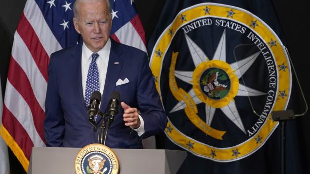 Joe Biden holder tale under et besøg hos USA's nationale efterretningstjeneste.