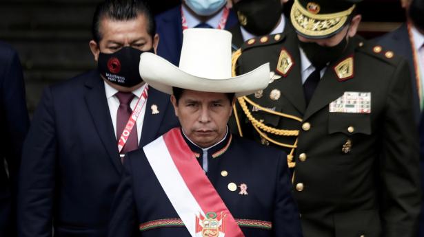Pedro Castillo blev onsdag officielt indsat som ny præsident i Peru. Her ses han forlade parlamentsbygningen i hovedstaden Lima efter indsættelsesceremonien. Castillo gik til valg på at bekæmpe fattigdom i Peru, hvor en tredjedel af befolkningen anses for at være fattige.