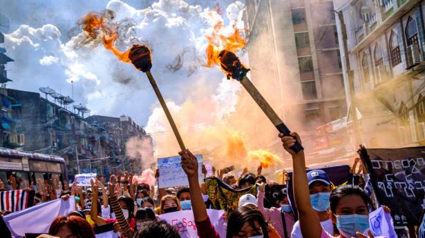 Protesterne mod militærstyret fortsætter - dog i mindre omfang - i Myanmar, selv om hundredvis af mennesker er blevet dræbt og tusinder anholdt. Her er det i landets største by, Yangon, tidligere i juli.
