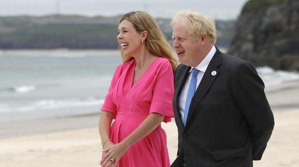 Boris Johnson og hans hustru, Carrie Johnson, der her ses ved G7-topmødet i juni, skal være forældre igen. I forvejen har de sønnen Wilfred sammen.
