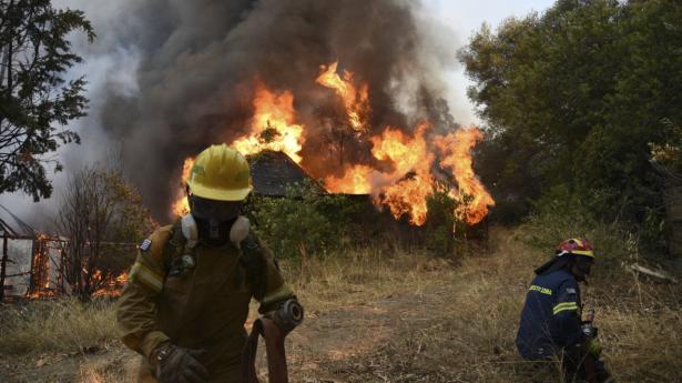 Brandfolk forsøger lørdag at få kontrol med en skovbrand ved landsbyen Lampiri, der ligger vest for Grækenlands tredjestørste by, Patras. Branden begyndte i et bjergområde, men er nu kommet faretruende tæt på kysten.