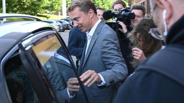 Dansk Folkepartis næstformand Morten Messerschmidt forlader Retten i Lyngby, mandag den 2. august 2021. Morten Messerschmidt er tiltalt for svig og dokumentfalsk i Meld- og Feld-sagen. Foto: Philip Davali/Ritzau Scanpix