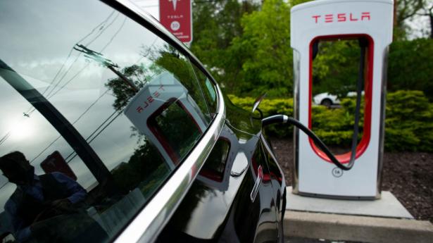 Elon Musk og bilfabrikken Tesla har vist vejen i USA for elektriske biler med Tesla-modellerne. Nu sætter præsident Biden et mål for elbiler og hybridbiler.