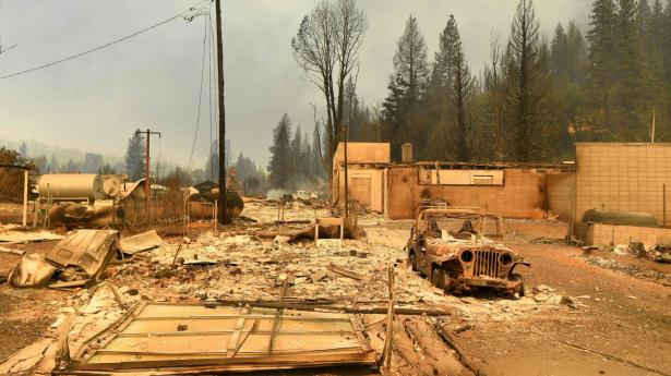 En stor del af den historiske guldfeberby Greenville er brændt ned til grunden af den store skovbrand Dixie.