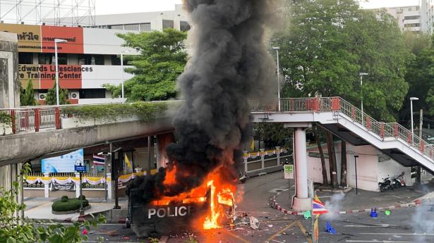 Et politikøretøj står i flammer i den thailandske hovedstad, Bangkok, hvor der lørdag var protester mod regeringens indsats under coronapandemien og dens effekt på Thailands økonomi.