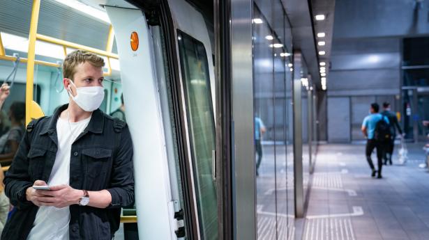 Sundhedsstyrelsen fjernede tidligere i denne uge afstandskravet på en meter, og det er baggrunden for, at der fra lørdag ikke længere er krav om mundbind i kollektiv transport. Arkivfoto: Emil Helms/Ritzau Scanpix