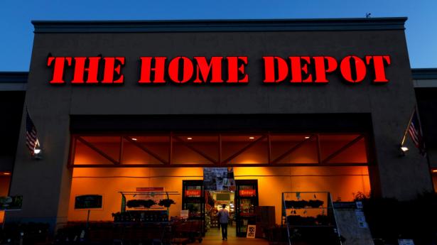 En nedjustering kostede tirsdag på aktiekursen i Home Depot,og konkurrenten Lowe's blev trukket med ned. Arkivfoto: Mike Blake/Reuters