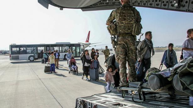 Britiske statsborgere bliver eskorteret ud af Afghanistans hovedstad, Kabul, under opsyn af det britiske forsvar.
