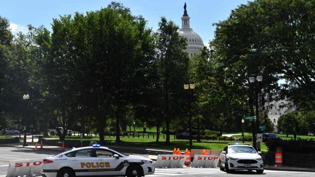 Politi og redningsmandskab rykkede massivt ud til en mulig bombetrussel i nærheden af den amerikanske kongresbygning i Washington D.C. torsdag.