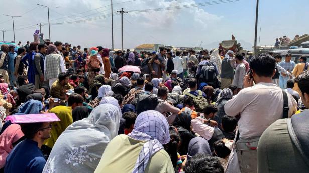 Tusindvis af afghanere belejrer fortsat området omkring lufthavnen i Afghanistans hovedstad, Kabul, i håb om at komme ud af landet.