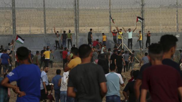 Palæstinensiske demonstranter forsøgte at klatre over grænsehegnet mellem Israel og Gazastriben lørdag. Sammenstød har såret mindst 41 civile på palæstinensisk side og mindst en israelsk politimand.