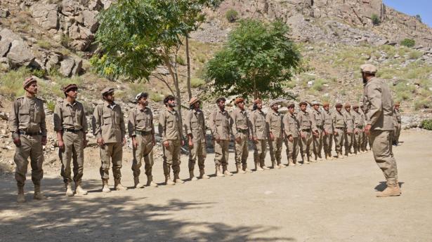 Soldater fra Afghanistans hær træner i Dara-distriktet i Panjshir-provinsen, der i mange år har været kendt for sin modstand mod Taliban. Det er et af de få områder, Taliban ikke kontrollerer. Lederen af en gruppe ved navn Den Nationale Modstandsfront, Ahmad Massoud, hævder at have omkring 9000 mand under sin kommando.