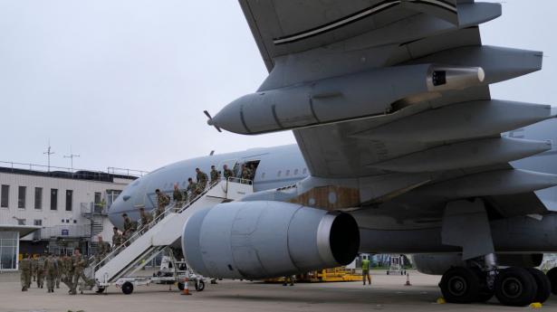 Soldater fra den britiske hær lander lørdag på flybasen Brice Norton i Oxfordshire efter endt mission i Kabuls lufthavn.
